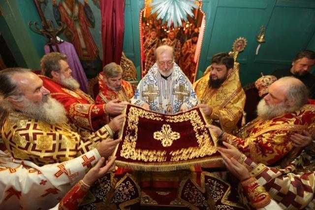 Tradiţii şi superstiţii. Practici băbeşti. Cum te ajută acatistele, maslu şi sfântul mir