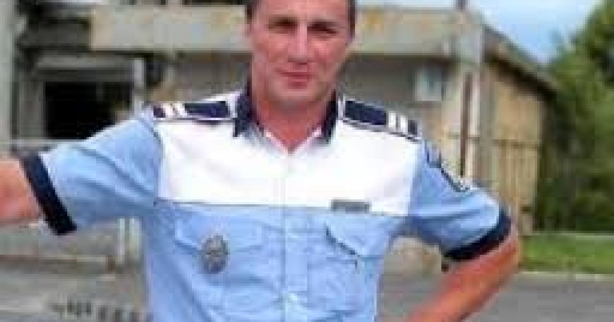 Bratele Intinse Orizontal Ale Politistului Cele 15 minute de glorie ale poliţistului Godina