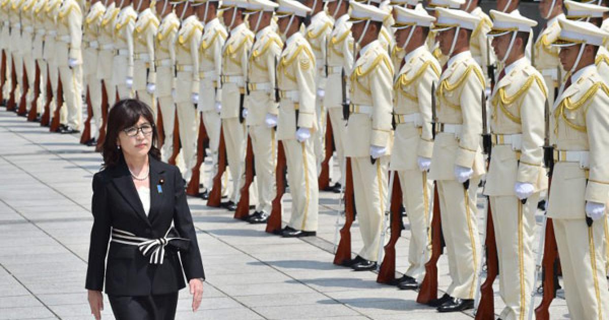 Китайская корейская форма рельефа. Женщины в военной форме. Женщины военнослужащие Японии. Японские военные. Женщины на параде ноги.