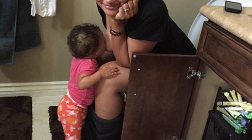 Dezgustător sau normal? Instagram: mamă pe vasul de toaletă, alăptându-și copilul!