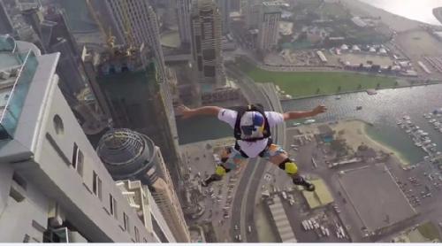 Au sărit cu paraşuta de pe cea mai înaltă clădire rezidenţială din lume. Imaginile îţi vor tăia răsuflarea (VIDEO)