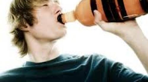 Alcoolul stopeaza maturizarea creierului adolescentilor 