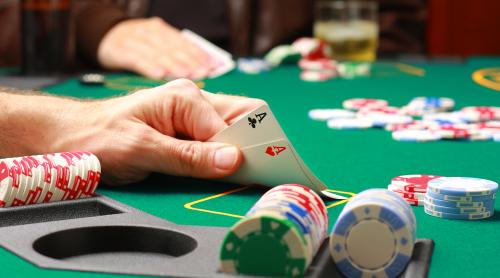 Procurorul DIICOT care juca banii de la percheziţii la jocuri de noroc, condamnat 