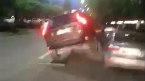 Cuprins de nebunie, s-a urcat cu roțile pe portiera unei alte mașini! (VIDEO)