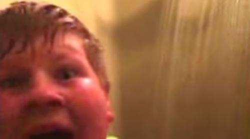 De ce stă atât sub duș?! Un tată ULUIT de ce făcea puștiul său în baie! (VIDEO)