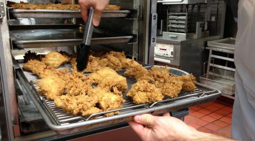 VIDEO REVOLTĂTOR! Ce fac angajații KFC, în spatele restaurantului, cu puii care urmează să ajungă în meniuri