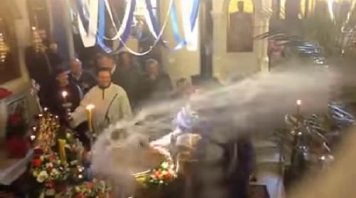 Enoriașii veniți la BISERICĂ s-au supărat, după ce preotul nervos i-a sfințit în DUȘMĂNIE (VIDEO)