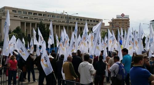 Funcționarii publici, PROTEST în fața Guvernului. Sindicatele amenință cu GREVA GENERALĂ