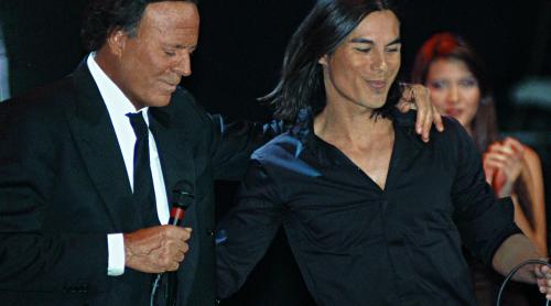 Julio Iglesias şi fiul său concertează la Cluj-Napoca în prezenţa a 6.500 de spectatori