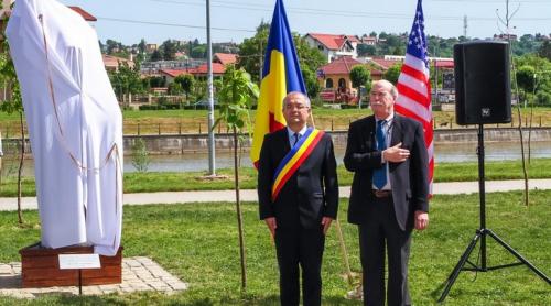 Boc, americanu' și maimuța. Ceremonie INEDITĂ la Cluj, pe malul Someșului (VIDEO)