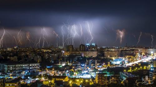 Imagini SPECTACULOASE cu furtuna dezlănțuită deasupra Bucureștiului (VIDEO)