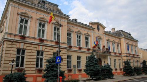 Primul oraş din România fără primar şi consiliu local. 200 de oameni nu şi-au primit salariile 
