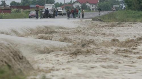 COD ROȘU de inundaţii în trei județe din țară: Zeci de gospodării inundate, sute de oameni evacuați,  școli închise, drumuri sub ape