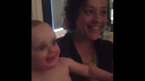 SURPRIZĂ! Reacția unui bebeluș atunci când o pentru prima dată pe sora geamănă a mamei sale (VIDEO)