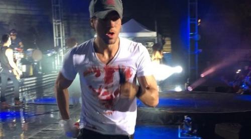Enrique Iglesias, plin de sânge pe scenă! Artistul a fost accidentat grav în timpul unui concert susținut în Mexic (VIDEO)