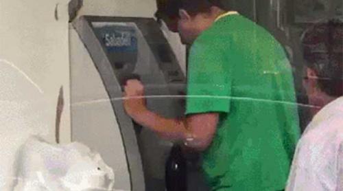 MORI DE RÂS! Este băut și vrea neapărat să scoată bani de la ATM (VIDEO)