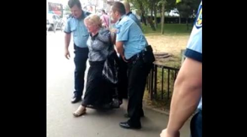 Poliția e cu noi: BRUTALĂ! Încătușată pentru că a traversat prin loc nepermis (VIDEO)