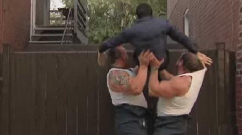 Doi musculoși se amuză ARUNCÂND peste gard un tânăr PARALIZAT! (VIDEO)