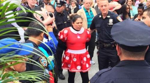 Hello Kitty și Minnie Mouse, arestate în Times Square