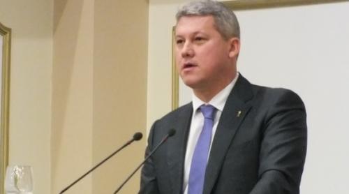 Premierul acuză lideri ai PNL: Atanasiu, în conflict de interese, Predoiu, cercetat fără a fi deranjat