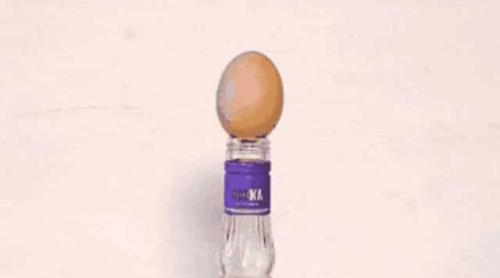 Cum să introduci un ou într-o sticlă (VIDEO)