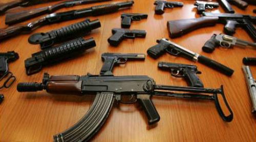 Percheziţii la persoane bănuite de contrabandă cu arme