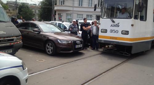 BUCUREŞTI: Cum blochezi trei cartiere şi trei linii de tramvai timp de o oră