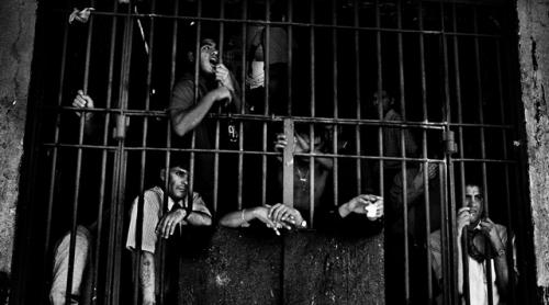 A fotografiat timp de 10 ani închisorile din America de Sud