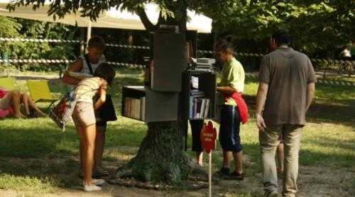 Copacul cu cărți, în Parcul Cișmigiu din București