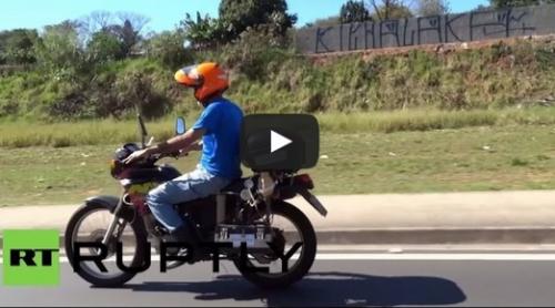 Petroliştii îl urăsc! Un brazilian a inventat motocicleta care merge 500 km cu un litru de apă