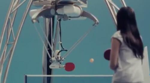 VIDEO: Ping-pong cu un robot gigant