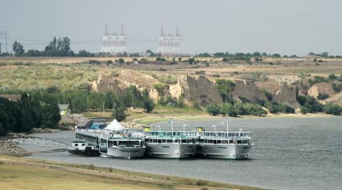 Dunarea a secat la Galați atât de mult, încât pe mijlocul albiei apa e până la glezne (VIDEO)