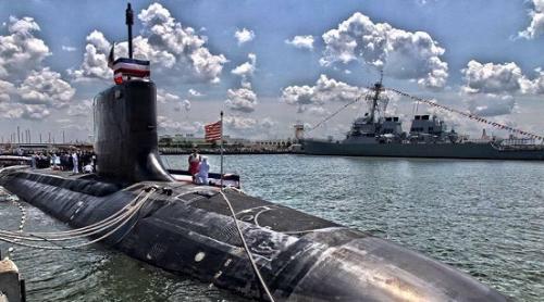 Cea mai originală cerere în căsătorie vine din America! Un marinar şi-a cerut iubita în căsătorie pe submarinul nuclear USS John Warner 