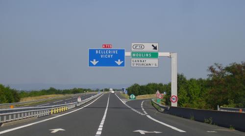 INCREDIBIL. Un cuplu francez a aflat de la radio că și-a uitat copilul la o benzinărie de pe autostradă