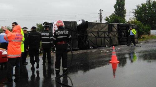 Încă o TRAGEDIE pe șoselele din România. Trei MORȚI și 20 de răniți, după ce un autocar plin cu turiști moldoveni s-a RĂSTURNAT în Brăila