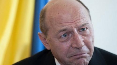 Băsescu, tot Băsescu. Fostul președinte spune că n-ar trebui să primim refugiați și dă exemplul...romilor