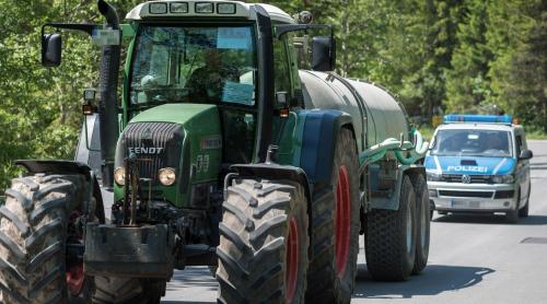 Un român a ajuns cu tractorul pe autostradă la 400 de km de destinație, din cauza sistemului de navigație