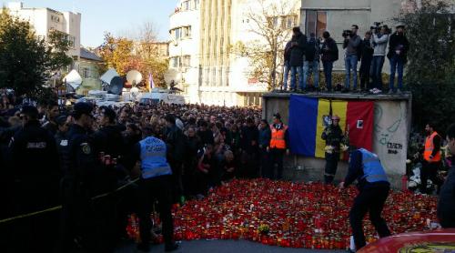 UPDATE. Marş pentru comemorarea victimelor de la clubul Colectiv. 10.000 de oameni în stradă, la Bucureşti