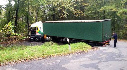 Ghinion! Un șofer român a rămas blocat în pădure ”fiindcă aşa arăta GPS-ul”