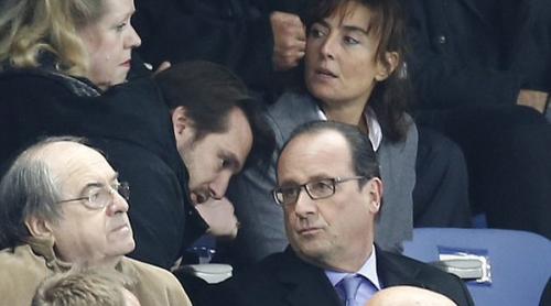 IMAGINEA în care preşedintele Franţei este anunţat de atentatele din Paris. Care este REACŢIA lui Hollande