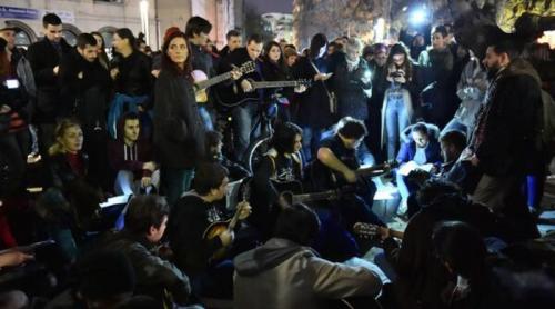 #ColectivUnplugged. Mai mulți tineri s-au adunat în Piața Universității și cântă. 