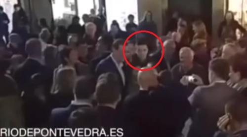 Prim-ministrul Spaniei, Mariano Rajoy, lovit cu pumnul în ochi de un tânăr nervos (VIDEO)