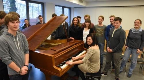 O pianistă româncă îi încântă pe elevii din școlile din Germania