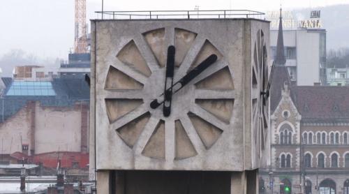 Ceasul din centrul Clujului, încremenit de 26 de ani, de la fuga lui Ceauşescu. Povestea incredibilă a celui care a oprit timpul