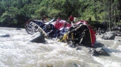 Accident grav în Afganistan. 43 de oameni au murit, după ce un autocar a căzut în albia unui râu