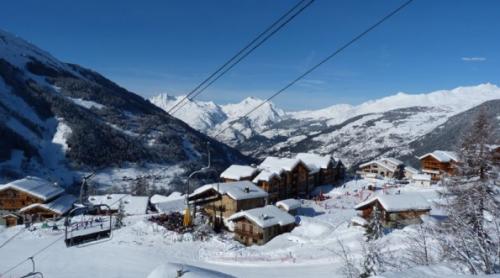 În Alpii francezi se aduce zăpadă cu elicopterul