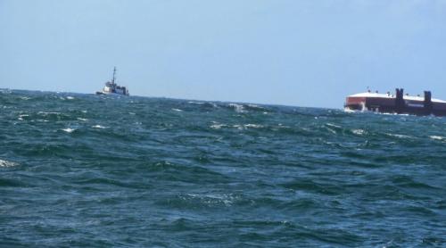 O barjă uriașă plutește în derivă în largul Mării Nordului. Personal evacuat de pe mai multe platforme