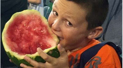 Băiețelul care mănâncă pepenele cu tot cu coajă! (VIDEO)