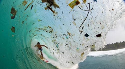 Studiu: Dacă o ținem așa, în 2050 vom avea în oceane mai mult plastic decât pește