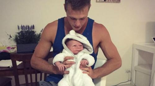 Un tânăr de 23 de ani a devenit tată și bunic în aceeași zi